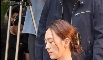 39歲童瑤在成都，和潘粵明拍電視劇，童瑤又高又瘦，潘粵明也很帥