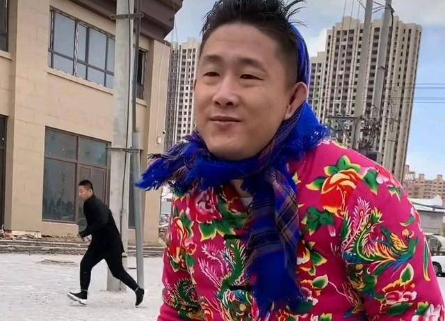 正如歌曲中所说,"假头套"和"花棉袄"是张二嫂的